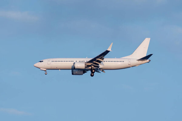 Взлет белого пассажирского самолета в Анталии / Турция