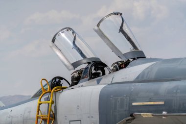 Bir savaş uçağının açık tepe örtüleri