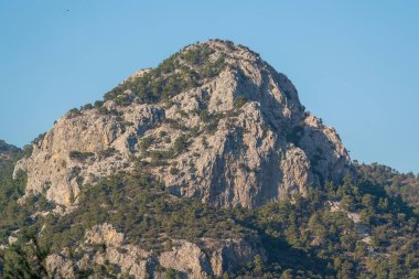 Antalya 'da güneşli bir günde çok büyük bir kayalık tepe