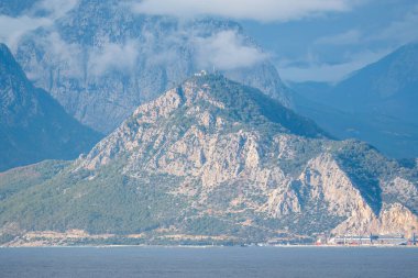 Antalya, Türkiye 'nin turizm başkentidir. Antalya şehri ve doğa manzarası.