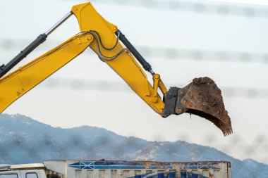 Büyük kazıcı kamyon yüklüyor..