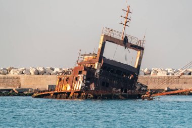 Geminin paslı metal gövdesi, geminin dibine yapışan küçük mikro organizmalar, Kekamoz.Barnacle