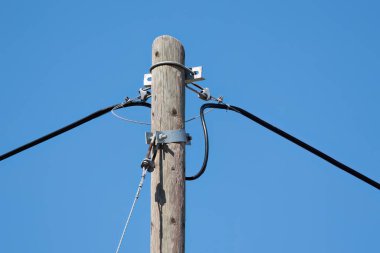 Türkiye 'de eski tip tahta elektrik direği, telefon direği