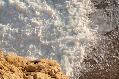 Deniz yüzeyinde köpüklü dalgalar