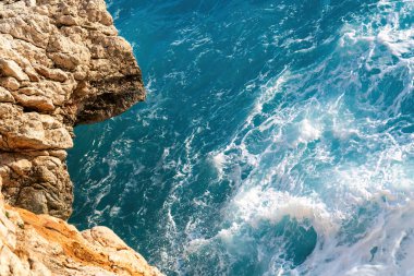 Deniz yüzeyinde köpüklü dalgalar