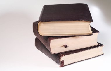 Beyaz arkaplanda bir yığın eski kitap