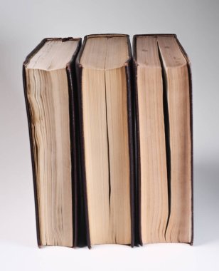 Beyaz arkaplan üzerine kitap yığını