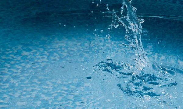 Een Waterplons Sprankelend Zoet Blauw Water Spetterend Freeze Motion Panorama — Stockfoto