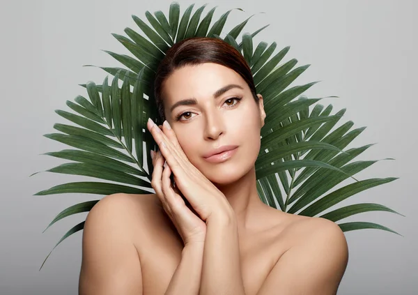 美丽的温泉女士面对新鲜的绿色异国情调的棕榈背景 护肤美容疗法概念 — 图库照片