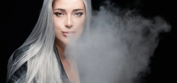Portret Pięknej Kobiety Palącej Srebrnowłosa Kobieta Dmuchająca Dym Izolowany Czarnym — Zdjęcie stockowe