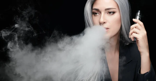 煙の装置を持つ喫煙の女の子 銀髪の女性は大きな煙の雲が吹いている コピースペースと黒の背景に隔離されたパノラマバナー — ストック写真
