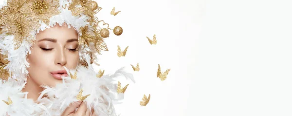 金色の蝶に囲まれた金色のお祝いのメイクや髪型と美しいモデルの女の子 そして上品な白い羽 カーニバルや新年のお祝いのための妖精の概念の高いファッションの肖像画 — ストック写真