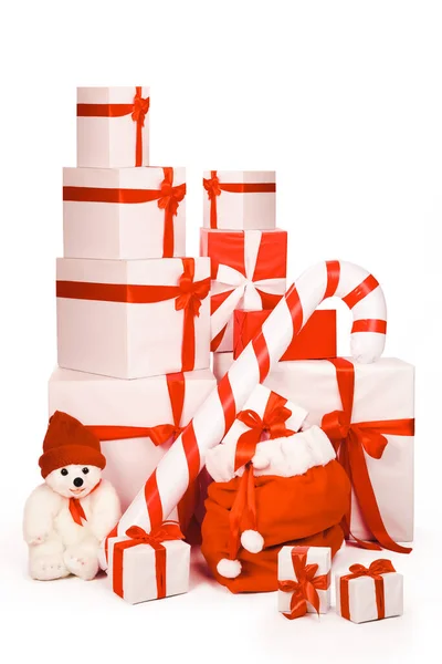 サンタのバッグとクリスマスカード他のクリスマスプレゼントやギフトボックス白または赤の紙に包まれ リボンで飾られました 白地に隔離された — ストック写真
