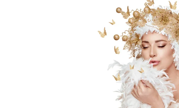 黄金の蝶に囲まれた黄金のクリスマスの髪型と美しいモデルの女の子は 繊細な白い羽に魔法のほこりを吹いて 白に隔離されたクリスマスのための妖精の概念の高いファッションの肖像画 — ストック写真