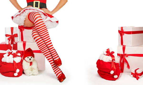 Seksowna Świąteczna Kobieta Piękne Nogi Pani Mikołajowej Pasiastych Pończochach Szpilkach — Zdjęcie stockowe