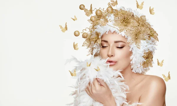 金色の蝶に囲まれた金色のお祝いのメイクや髪型と美しいモデルの女の子 そして上品な白い羽 白以上の新年のお祝いのための妖精の概念の高いファッションの肖像画 — ストック写真