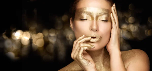 Schönheitsmodel Mädchen Mit Glühend Metallischem Gold Make Hält Eine Hand — Stockfoto