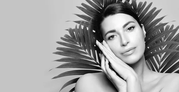 Beauty Skincare Concept Monochrome Spa Woman Fresh Leaves Grey Background — Stock Photo, Image