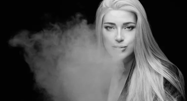 Schöne Sexy Frau Bläst Rauch Monochromes Studioporträt Isoliert Auf Schwarz — Stockfoto