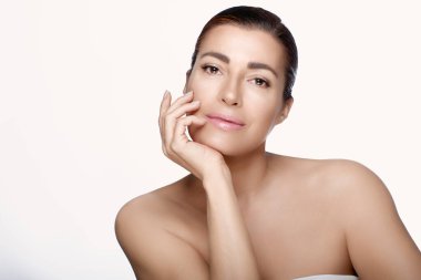 Güzellik ve Deri Bakımı Konsepti. Temiz, parlak ciltli, güzel, doğal bir kadın. Yan beyaz telif alanına sahip Panorama pankartı.