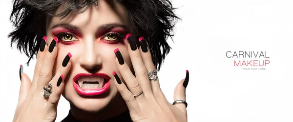 嘉年华美容美发概念 高级时尚肖像画性感的吸血鬼女人 有着哥特式的妆容 迷人的红色眼睛 配合口红和修指甲的黑色和红色指甲图案 — 图库照片