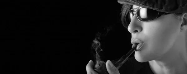 Шикарная Женщина Курит Трубку Курящая Дама Винтажной Деревянной Трубой Крупный — стоковое фото
