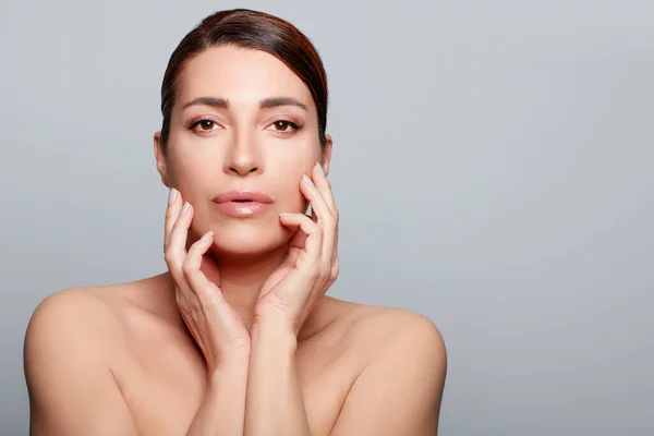 Konsep Kecantikan Dan Skincare Wanita Alami Dewasa Dengan Kulit Bersinar — Stok Foto