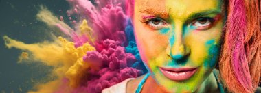 Arka planda renk patlaması olan gökkuşağı renkli tozla kaplı gizemli genç kadın. Colors Holi festivali. Güzellik ilkbahar konsepti