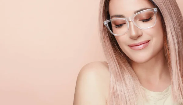 Γυναίκα Μοντέρνα Καθαρά Γυαλιά Που Ποζάρει Στο Στούντιο Μόδας Γυαλιά — Φωτογραφία Αρχείου