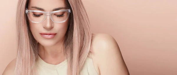 Vrouwelijke Brillen Mooie Jonge Vrouw Modieuze Heldere Bril Kijkend Naar — Stockfoto