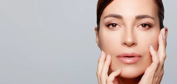 Beauty Skincare Concept Bella Donna Mezza Età Naturale Con Trucco — Foto Stock