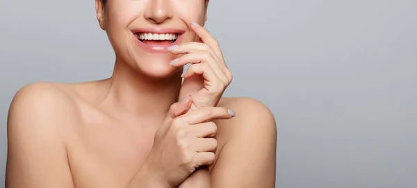 Schöne Frau Mit Lächelndem Ausdruck Hautpflege Wellness Und Beauty Konzept — Stockfoto