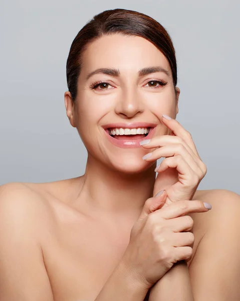 Concepto Belleza Cuidado Piel Cara Mujer Natural Sonriente Con Maquillaje — Foto de Stock