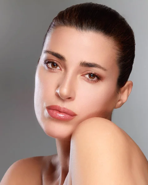 Beauty Skincare Concept Πανέμορφο Μελαχρινό Πρόσωπο Γυμνό Μακιγιάζ Αψεγάδιαστο Δέρμα — Φωτογραφία Αρχείου