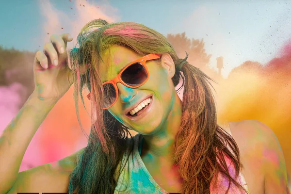 Obekymmerslös Glad Kvinna Täckt Regnbåge Färgat Pulver Firar Festivalen Färger — Stockfoto