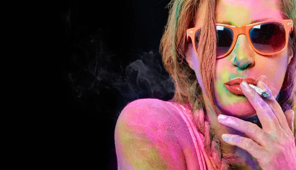 美しい女性虹色の粉末喫煙雑草で覆われている コピースペース付きの黒いパノラマの背景に隔離されたクローズアップ肖像画 — ストック写真