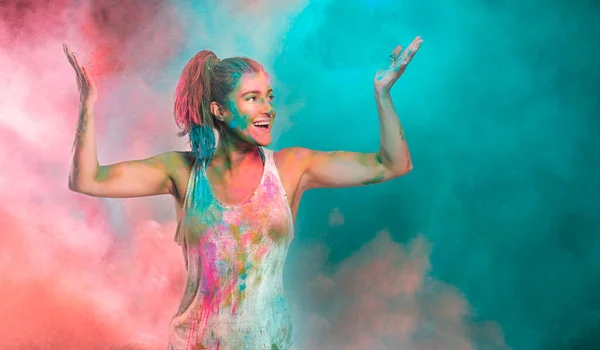 Femme Gaie Insouciante Couverte Poudre Colorée Arc Ciel Célébrant Fête — Photo