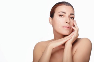 Güzellik ve Yaşlı Cilt Bakımı Konsepti. Yüzünde kusursuz derisi ve kaldıran okları olan orta yaşlı bir kadın. Kopyalama alanı olan beyaz üzerine izole edilmiş