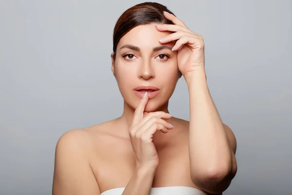 Beauty Skincare Concept Splendida Bruna Viso Donna Mezza Età Con — Foto Stock