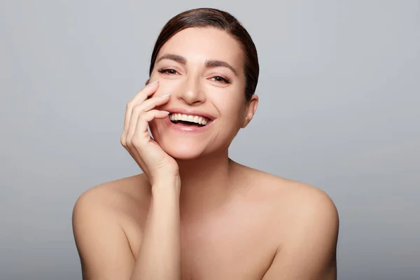 Concepto Belleza Cuidado Piel Mujer Natural Sonriente Con Maquillaje Desnudo — Foto de Stock