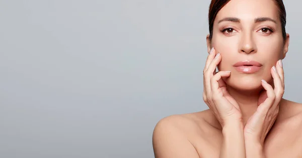 Beauty Skincare Concept Ώριμη Φυσική Γυναίκα Υγιές Λαμπερό Δέρμα Studio — Φωτογραφία Αρχείου
