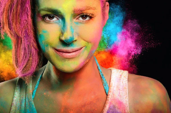 Jonge Vrouw Met Holi Verf Een Regenboog Kleur Explosie Achtergrond — Stockfoto