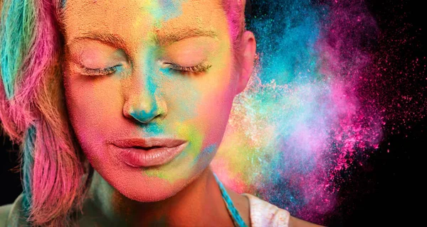 美しい女性虹色のホリ粉末で覆われた クローズアップ スタジオ ポートレート コピースペース付き水平形式 — ストック写真