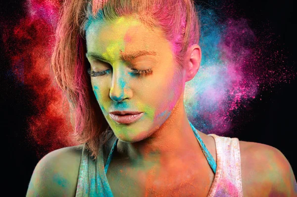 Donna Ricoperta Polvere Colorata Con Esplosione Colore Arcobaleno Sullo Sfondo — Foto Stock