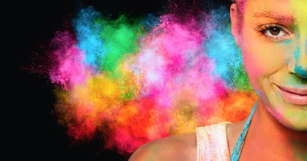 Ung Kvinna Täckt Färgat Pulver Med Regnbåge Färg Explosion Bakgrunden — Stockfoto