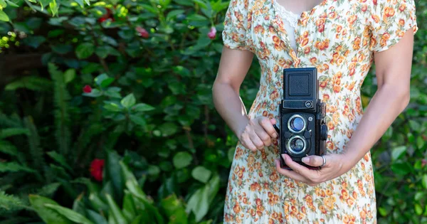 Γυναίκα Τραβώντας Φωτογραφίες Μια Κάμερα Ρετρό Εξωτερική Κομμένο Πανό Πορτραίτου — Φωτογραφία Αρχείου