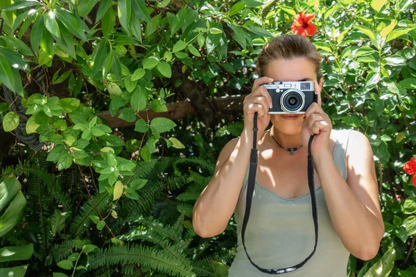 Женщина Компактной Камерой Открытом Воздухе — стоковое фото