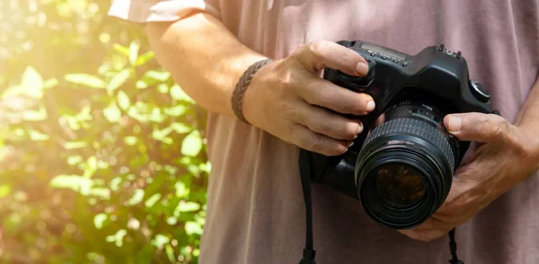 Φωτογράφος Ρύθμιση Παραμέτρων Κάμερα Κρατώντας Συσκευή Εξωτερικούς Χώρους Συγκεντρωμένος Και — Φωτογραφία Αρχείου