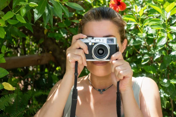 Молодая Женщина Фотографирует Компактной Камерой Открытом Воздухе Концепция Путешествий Фотографирования — стоковое фото