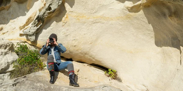 Захоплення Пригод Жінка Досліджує Формування Каменю Камерою Копіювати Простір — стокове фото